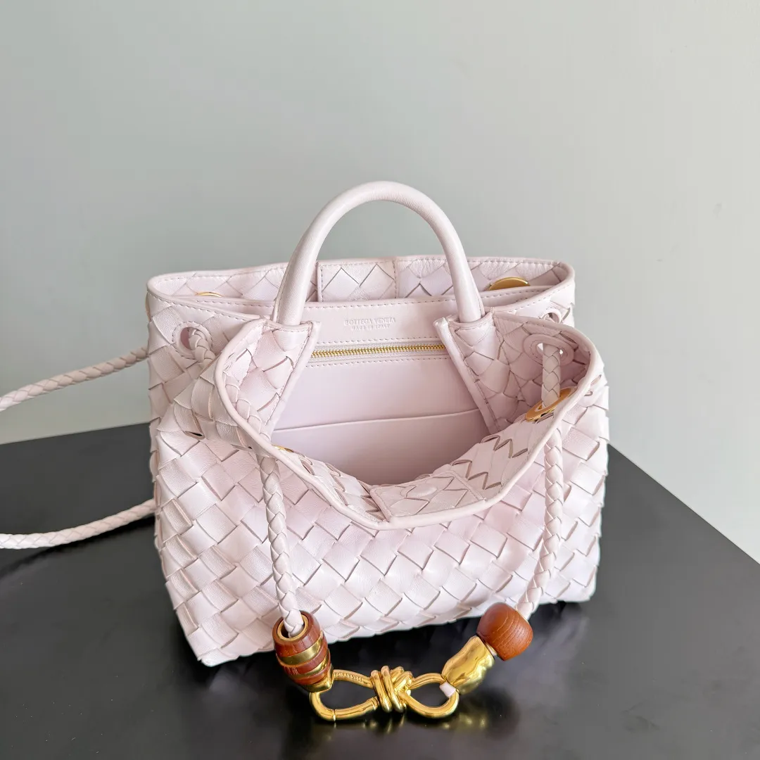 The new Andiamo batch of 3060 BV is shipped‼ ️The classic intercciato weaving process is used to create a soft bag, the metal knot is made of micro-cast aluminum using jewelry technology🪢, and the decorative beads are made of metal and hand-polished oak, allowing you to jump repeatedly between elegance and fun💃, making it unpredictable. Classic and versatile, it shows off your temperament, and the bag has a large capacity, making it very convenient for daily commuting! It has a variety of carrying methods, the shoulder straps can be adjusted by yourself, the original lambskin feels soft and delicate, and the unisex style breaks gender boundaries and brings a more practical and long-lasting use experience. The Andiamo, which has both elegant and casual styles, perfectly interprets the "fashionable old money style". Style number: 743568+wood hardware Color: Happy Pink Size: 25*22*10.5cm